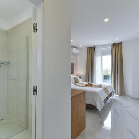 Dom wakacyjny In With Swimming Pool Bibinje