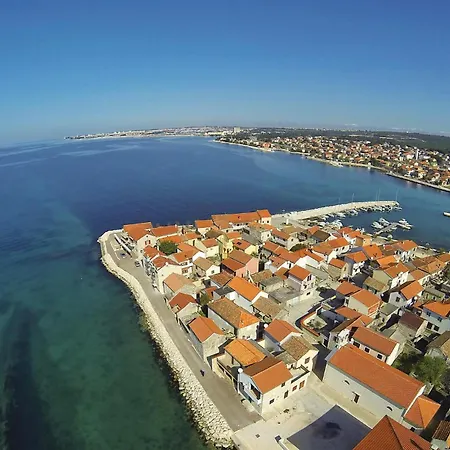 Dom wakacyjny In With Swimming Pool