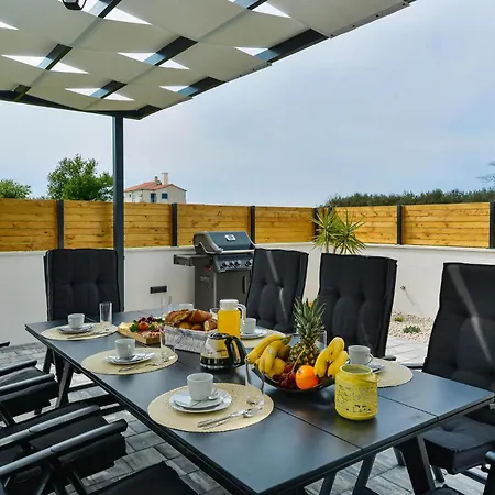 In With Swimming Pool ביבינייה