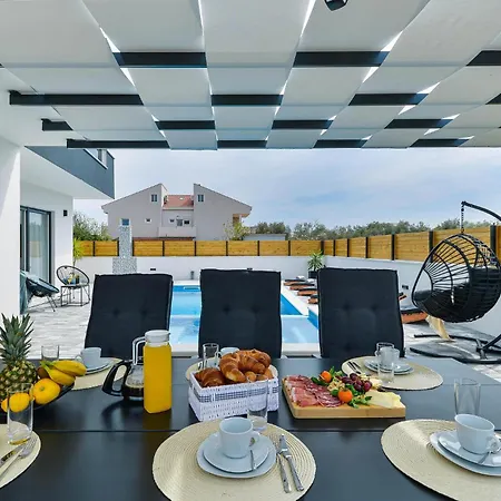 Dom wakacyjny In With Swimming Pool *