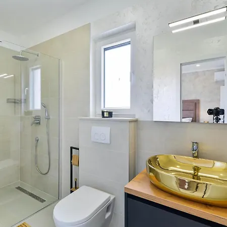 Dom wakacyjny In With Swimming Pool Bibinje