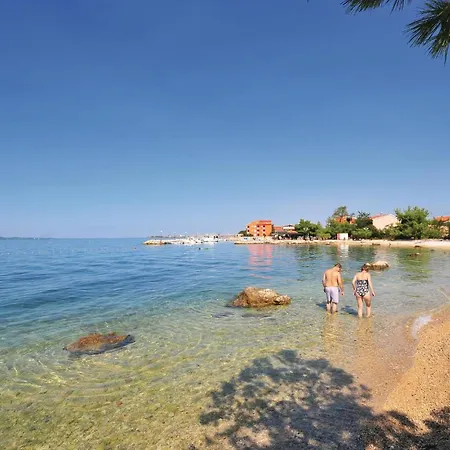 Dom wakacyjny In With Swimming Pool