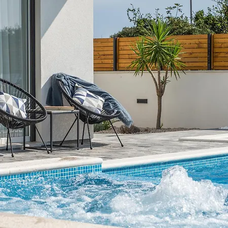 In With Swimming Pool Σπίτι διακοπών Bibinje