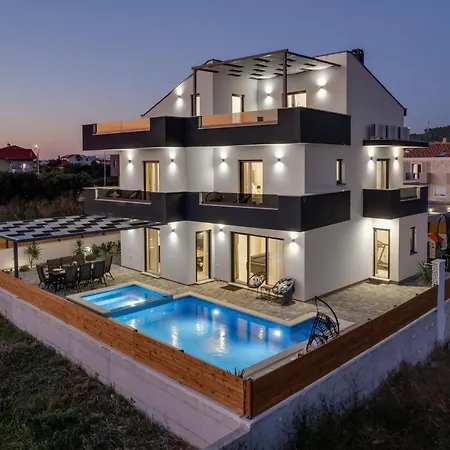 In With Swimming Pool