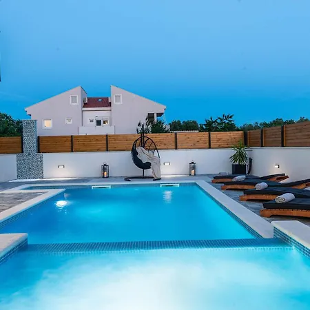 In With Swimming Pool Σπίτι διακοπών Bibinje